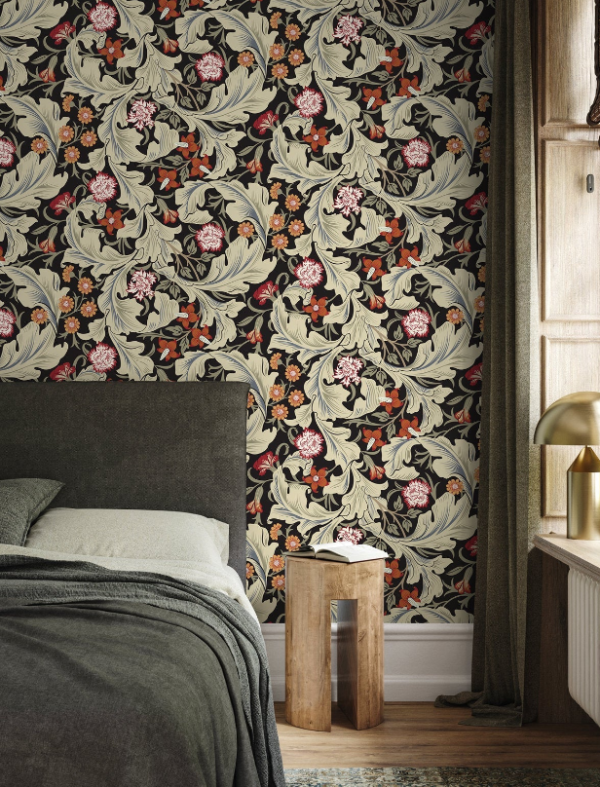 Dinding dalam dengan wallpaper floral